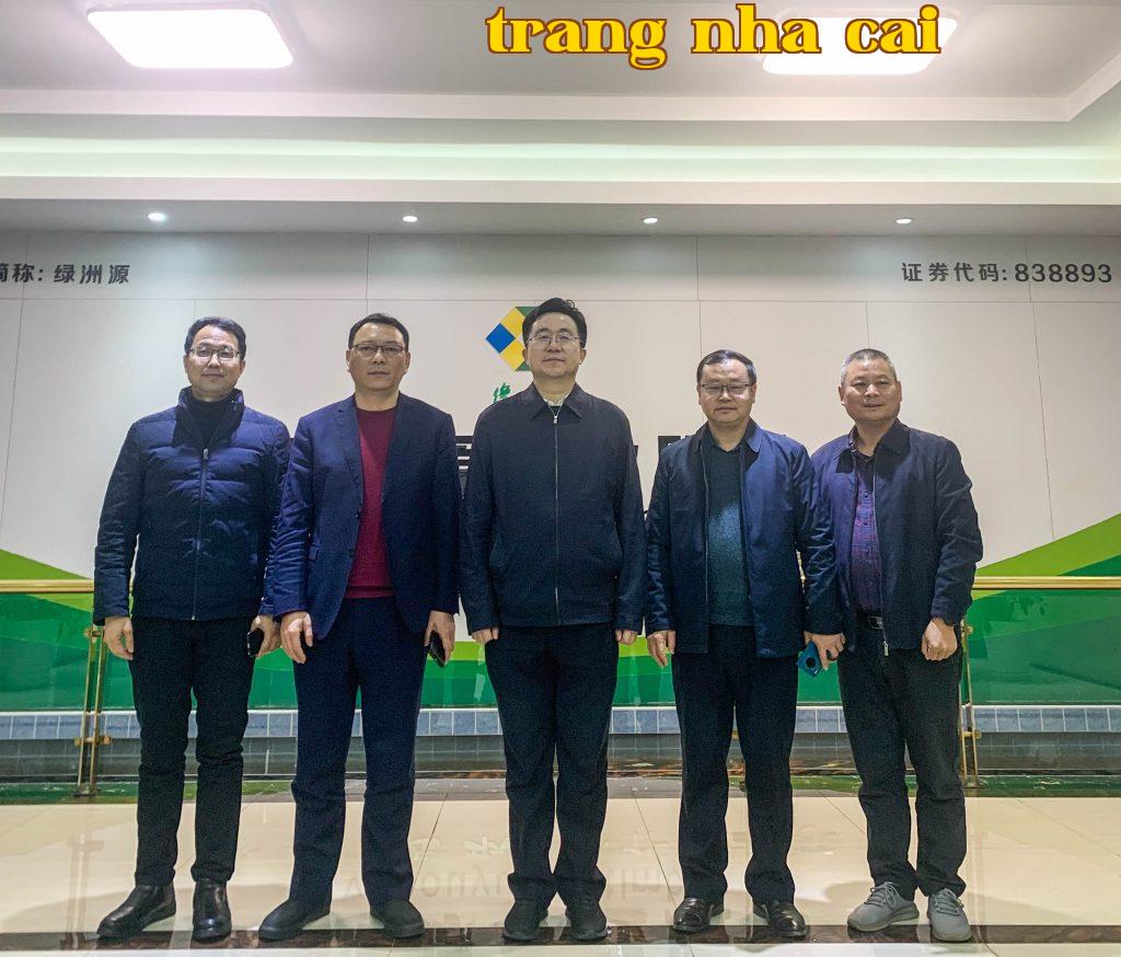 Bí thư Đảng ủy và Giám đốc Sở Dịch vụ Tài chính Địa phương đến thăm và hướng dẫn công việc tại công ty của chúng tôi.
